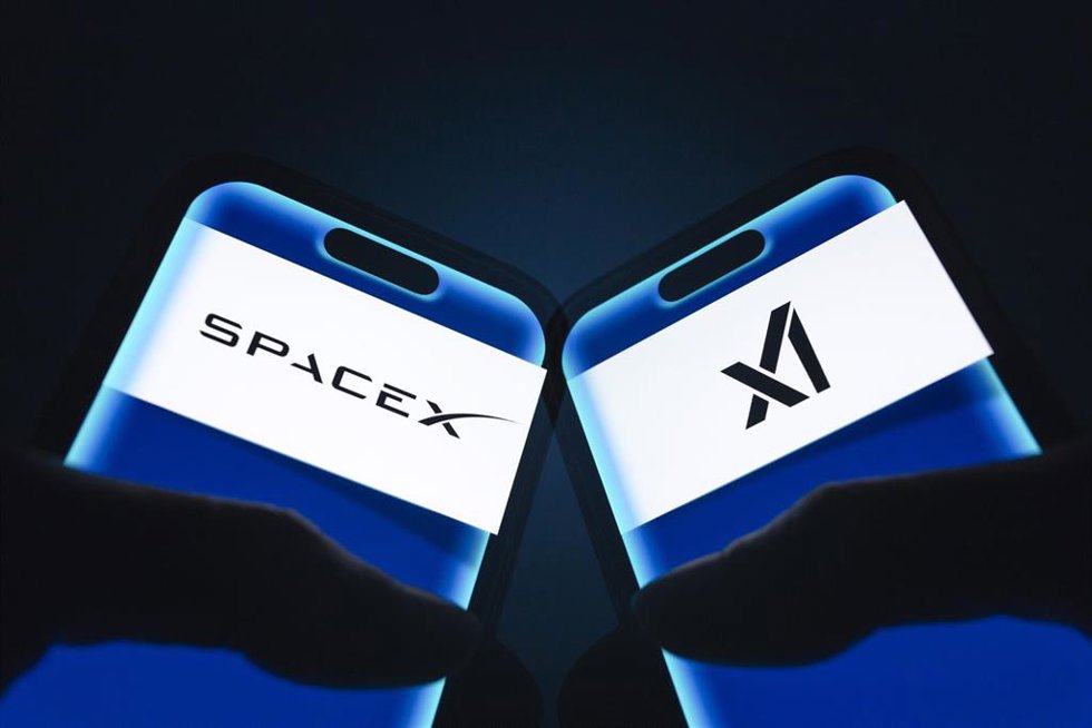 Archivo - Foto con los logos de SpaceX and xAI