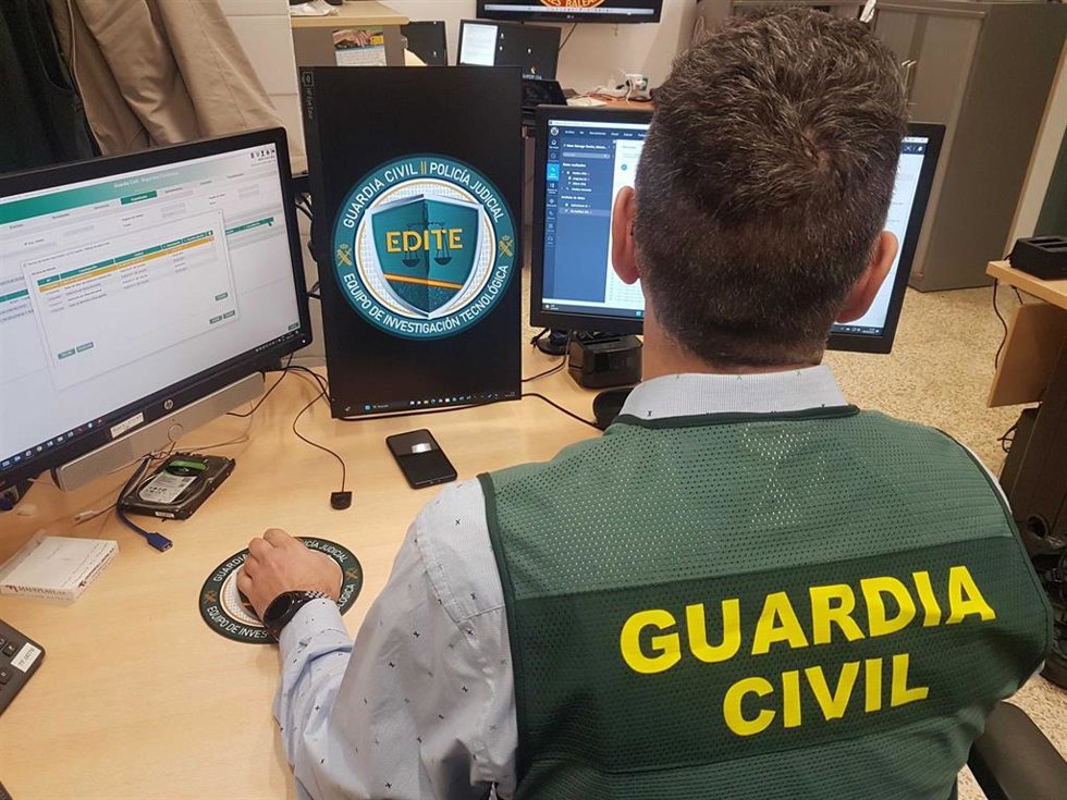 Archivo - Agente de la Guardia Civil trabajando en un ordenador. Archivo.