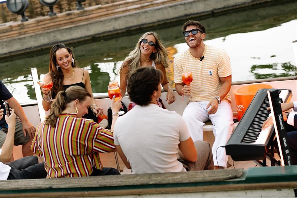 Influencers reunidos en torno al popular coctel italiano en una "experiencia única" dentro del Icónica Sevilla Fest, en la ría de la Plaza de España