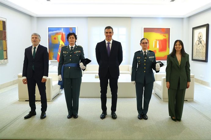 Archivo - Arquivo - O presidente do Governo, Pedro Sánchez, durante um encontro com as duas primeiras mulheres a alcançarem o posto de coronel da Guarda Civil, Mª Dolores Gimeno (2ª à esquerda) e Cristina Moreno (2ª à direita), e a diretora-geral da Guard