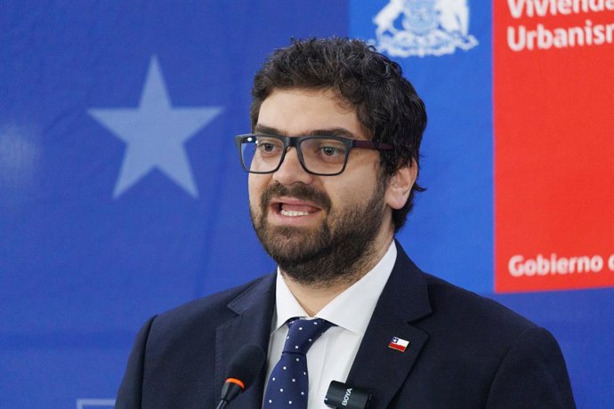 Santiago, 1 de julio de 2026.  El ministro de Vivienda, Ivan Poduje, junto a autoridades, encabeza la entrega de subsidios habitacionales a familias de la Fundacion Deportistas por un Sueno.  Diego Martin/Aton Chile