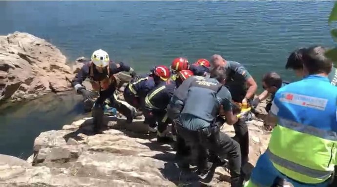 Rescate de un joven en el embalse de Puentes Viejas, en Buitrago de Lozoya