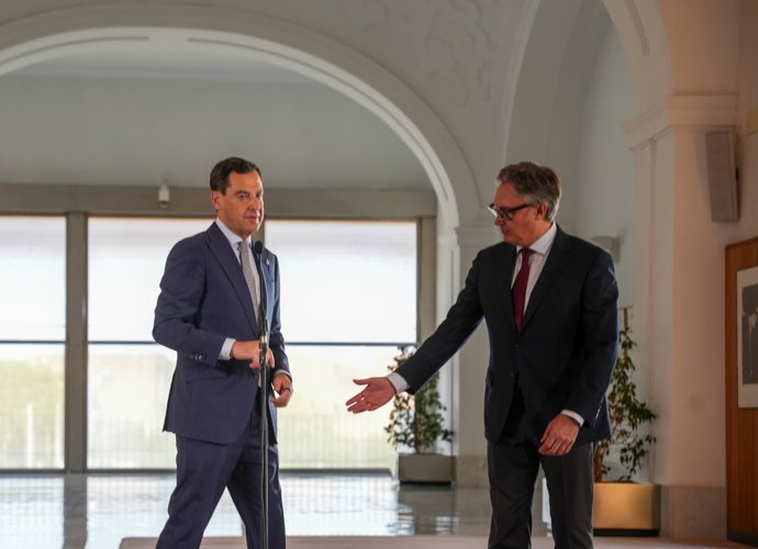 El reelegido presidente de la Junta, Juanma Moreno (i), junto al portavoz del grupo parlamentario Vox en Andalucía, Manuel Gavira (d), atiende a los medios tras suscribir el 'Acuerdo de Gobierno y Estabilidad para Andalucía' 