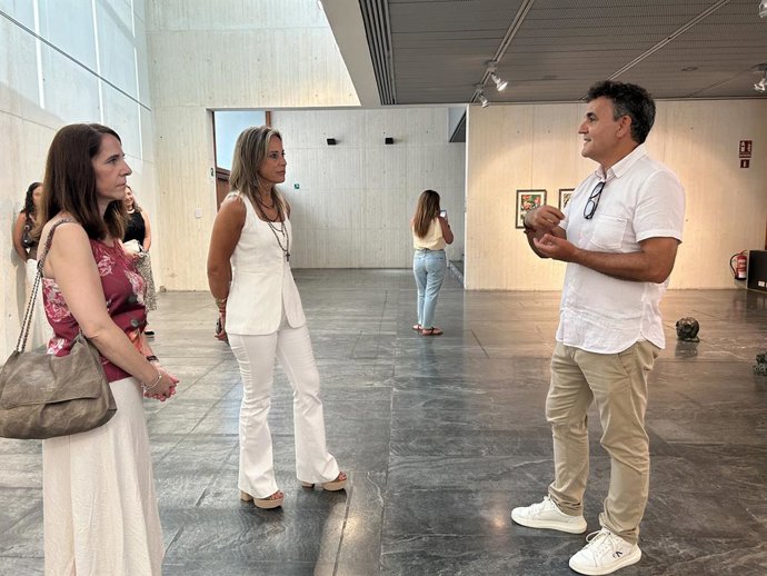 El Palacio de Congresos de Peñíscola inaugura su programación expositiva con una muestra dedicada a Joan Simó