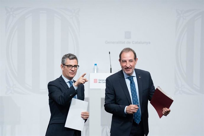 Archivo - El conseller de Justicia Ramon Espadaler (D), el ministro de la Presidencia, Relaciones con las Cortes y Justicia, Félix Bolaños (I), ofrecen declaraciones a los medios, a 26 de mayo de 2025, en Barcelona, Cataluña (España). Félix Bolaños se reú