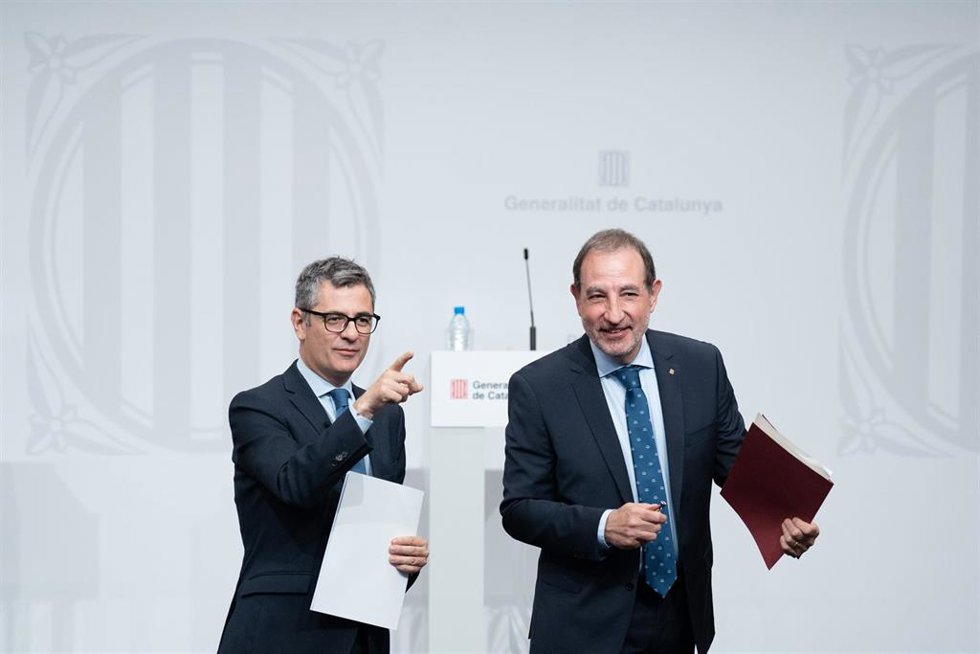 Archivo - El conseller de Justicia Ramon Espadaler (D), el ministro de la Presidencia, Relaciones con las Cortes y Justicia, Félix Bolaños (I), ofrecen declaraciones a los medios, a 26 de mayo de 2025, en Barcelona, Cataluña (España). Félix Bolaños se reú