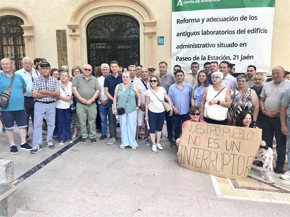 Concentración contra los microcortes eléctricos en la provincia de Jaén.