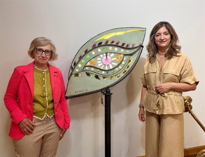 La artista María Jesús García Armesto (izquierda) y la rectora de la ULE, Nuria González (derecha), junto a la obra 'Oculus Draconis', una obra en honor a Antoni Gaudí en el centenario de su fallecimiento.