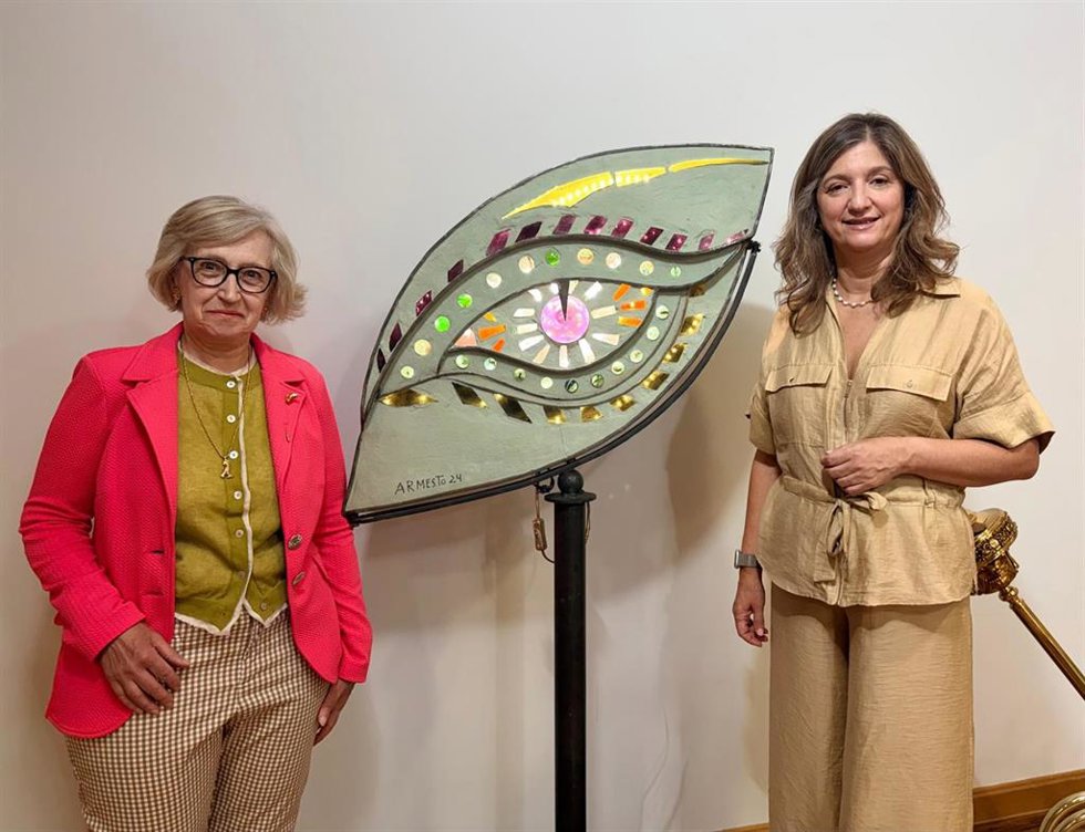 La artista María Jesús García Armesto (izquierda) y la rectora de la ULE, Nuria González (derecha), junto a la obra 'Oculus Draconis', una obra en honor a Antoni Gaudí en el centenario de su fallecimiento.