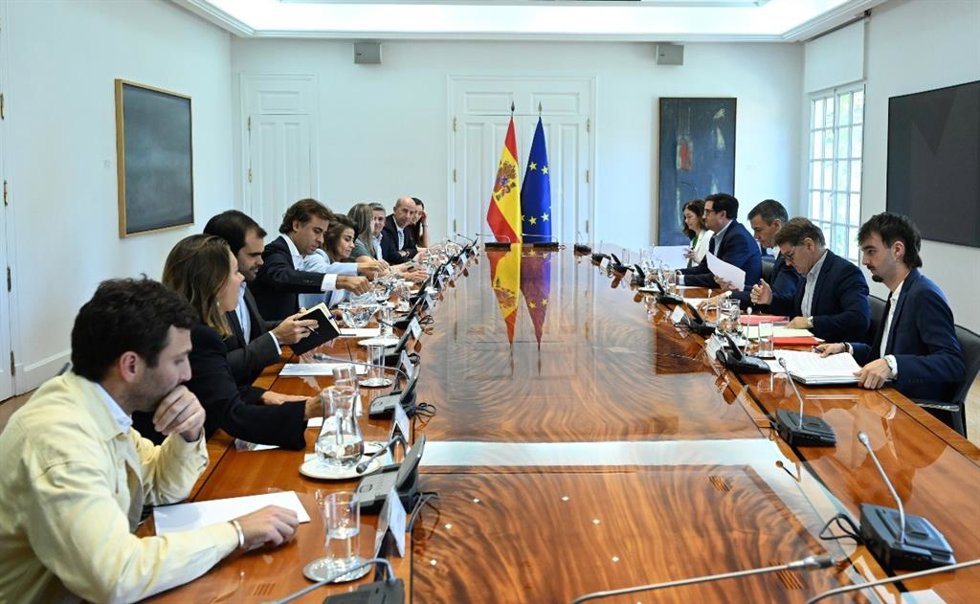 El presidente del Gobierno, Pedro Sánchez, con la presidenta de la Asociación Española de Economía Digital (Adigital) y de empresas tecnológicas, en el Complejo de la Moncloa
