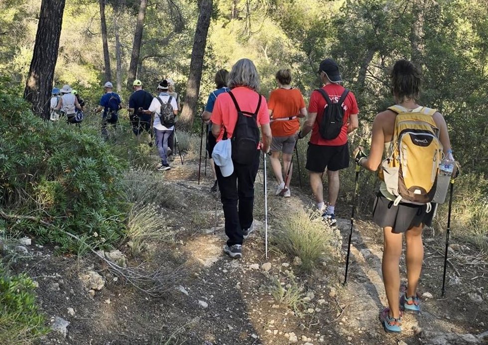 Archivo - Personas haciendo 'nordic walking'