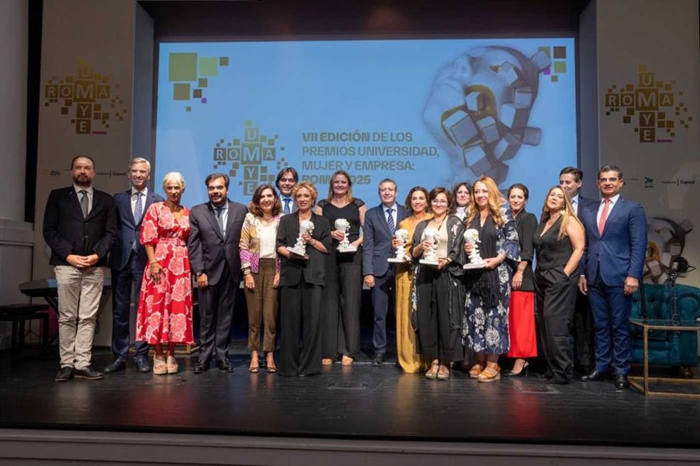 Foto de familia con las galardonadas en los Premios ROMA