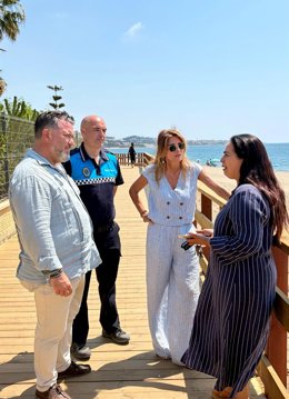 La alcaldesa de Mijas, Ana Mata, y el edil del Playas, Daniel Gómez, visitan el tramo de la Senda Litoral en Las Mimosas.