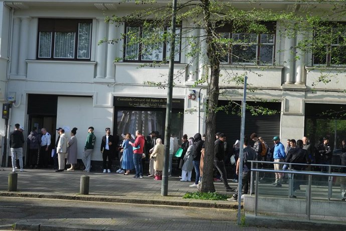 Archivo - Varias personas hacen cola en el Consulado General del Reino de Marruecos en Bilbao para obetener la  regularización 