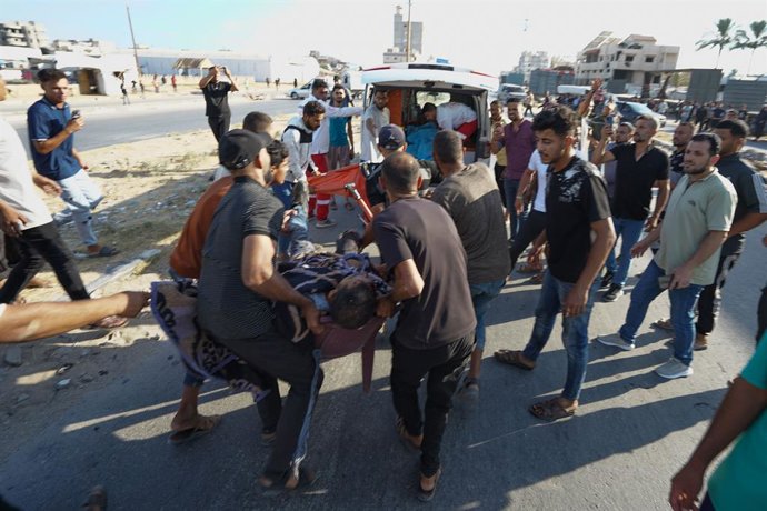 26 de junho de 2026, Faixa de Gaza, Palestina, Região: FAIXA CENTRAL DE GAZA, PALESTINA - 26 de junho de 2026: Palestinos inspecionam o local após um ataque israelense ter atingido um veículo civil na entrada do campo de refugiados de Al-Maghazi, na Faixa