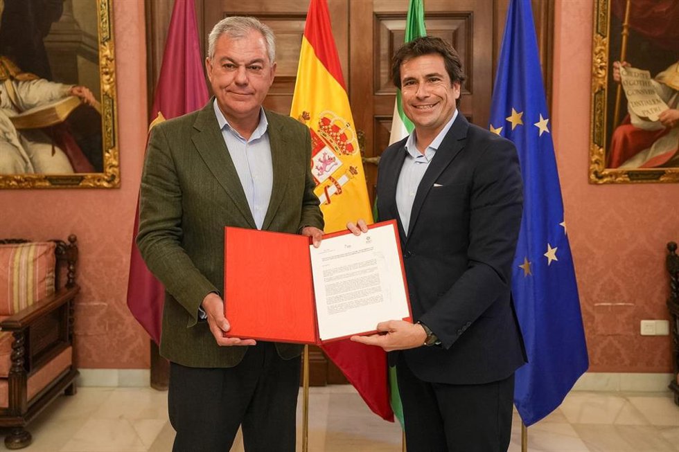 El alcalde de Sevilla y el presidente de ASET, con el convenio de colaboración