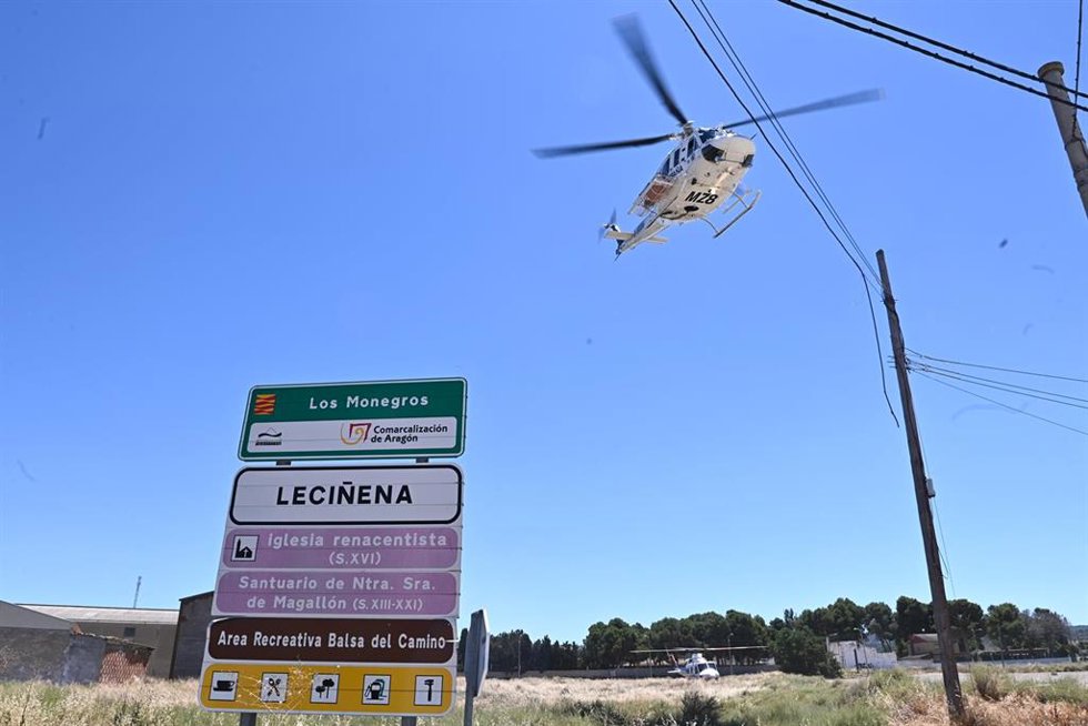 Un helicóptero trabaja en el incendio de Leciñena, a 2 de julio de 2026, en Zaragoza, Aragón (España). 