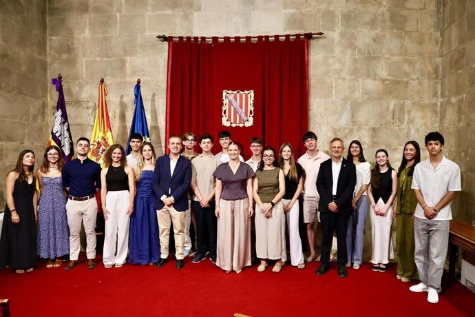 La presidenta del Govern, Marga Prohens, recibe a los 20 alumnos con las mejoras notas de la PAU 2026