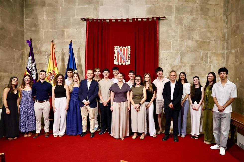 La presidenta del Govern, Marga Prohens, recibe a los 20 alumnos con las mejoras notas de la PAU 2026