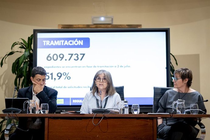 Los secretarios de Estado de Migraciones y de Seguridad Social y Pensiones, Pilar Cancela (c) y Borja Suárez (i), junto con la secretaria general de Inclusión, Elena Rodríguez (d), durante una rueda de prensa, en el Ministerio de Inclusión