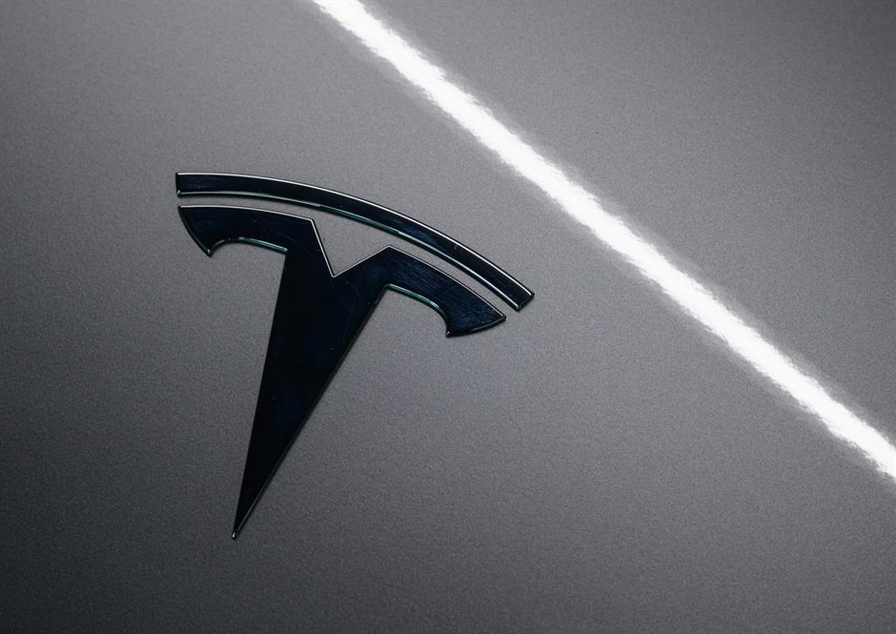 Archivo - FILED - 01 September 2025, Brandenburg, Gruenheide: FILE PHOTO - The Tesla logo is seen on a vehicle at the Tesla Gigafactory Berlin-Brandenburg. Photo: Patrick Pleul/dpa