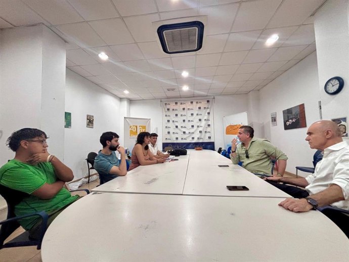 Visita del portavoz socialista a la residencia Flora Tristán