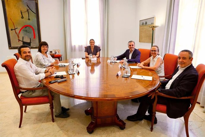 La presidenta del Govern, Marga Prohens, se reúne con los representantes de Escola Catòlica de les Illes Balears (ECIB)