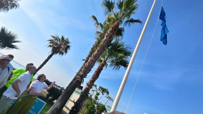 Izada de la bandera azul en el litoral de Torremolinos.