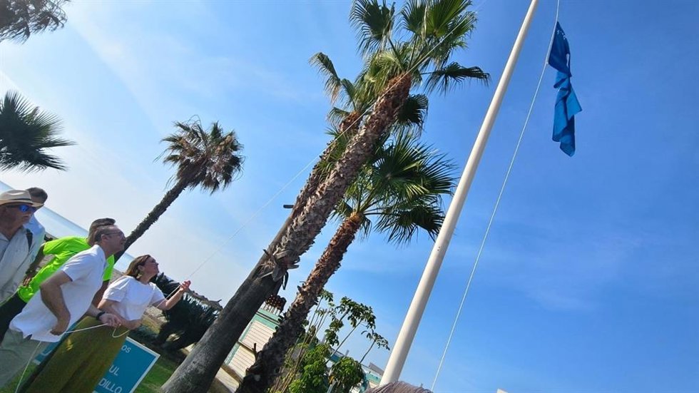 Izada de la bandera azul en el litoral de Torremolinos.