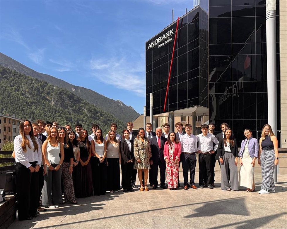 La directora de Banca País, Maria Suárez, y la directora global de Recursos Humanos, Flora Tomé, con los estudiantes