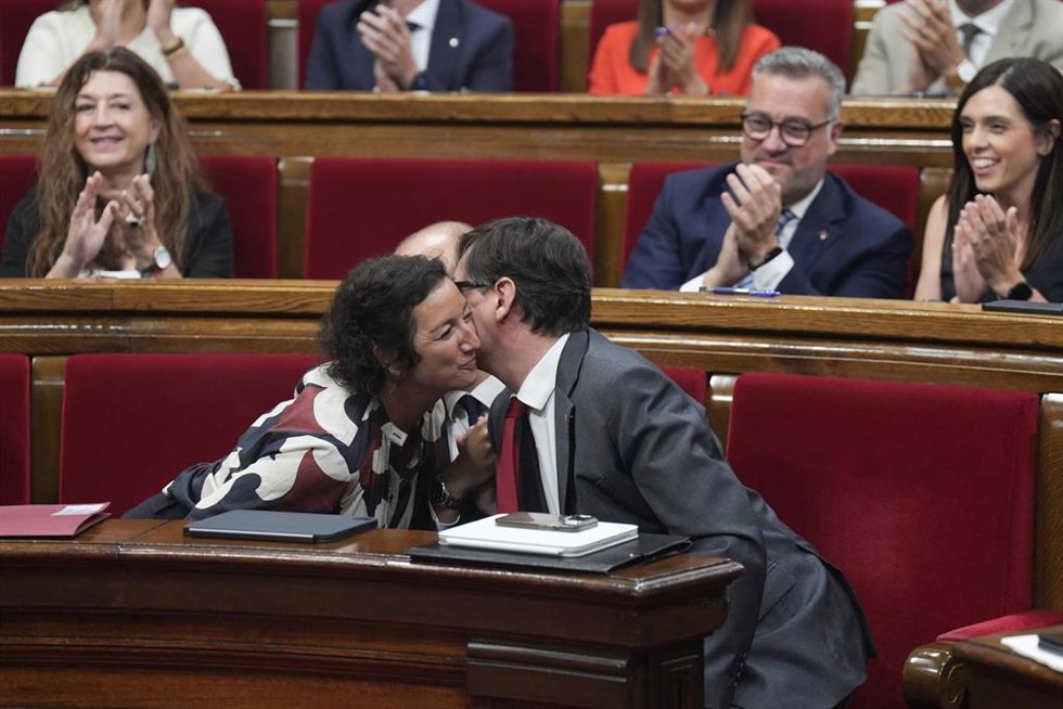 La consellera de Economía de Catalunya, Alícia Romero, y el president de la Generalitat de Catalunya, Salvador Illa, durante una sesión plenaria, en el Parlament de Catalunya, a 2 de julio de 2026, en Barcelona, Catalunya (España). El pleno del Parlament 