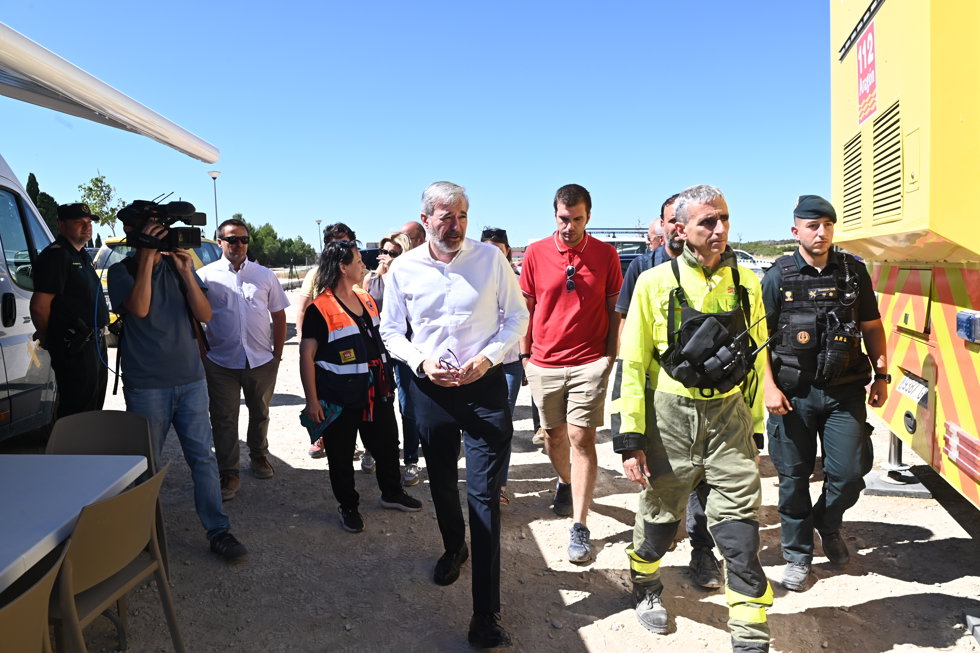 El presidente de Aragón, Jorge Azcón (c), durante una visita al Puesto de Mando Avanzado del incendio de Leciñena, a 2 de julio de 2026, en Zaragoza, Aragón (España).