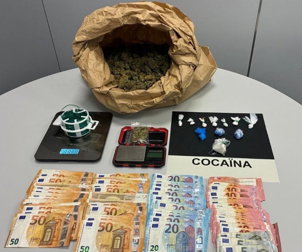 Dinero en efectivo y droga incautada en el piso del presunto traficante