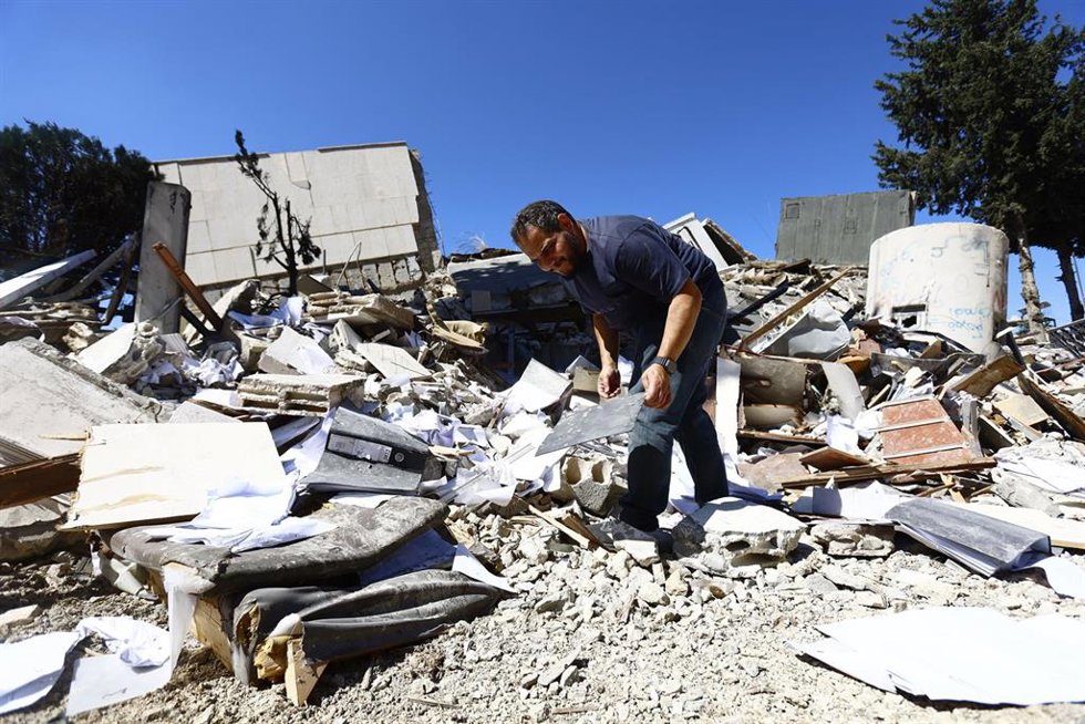 Residentes de Nabatiyé, en el sur de Líbano, inspeccionan una zona atacada por Israel