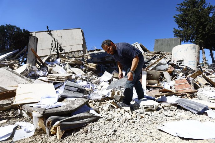 20 de junho de 2026, Distrito de Nabatieh, Sul do Líbano, Líbano: Moradores e funcionários municipais inspecionam a destruição generalizada em Nabatieh, no sul do Líbano, após três dias de intensos ataques aéreos israelenses e combates na região vizinha d