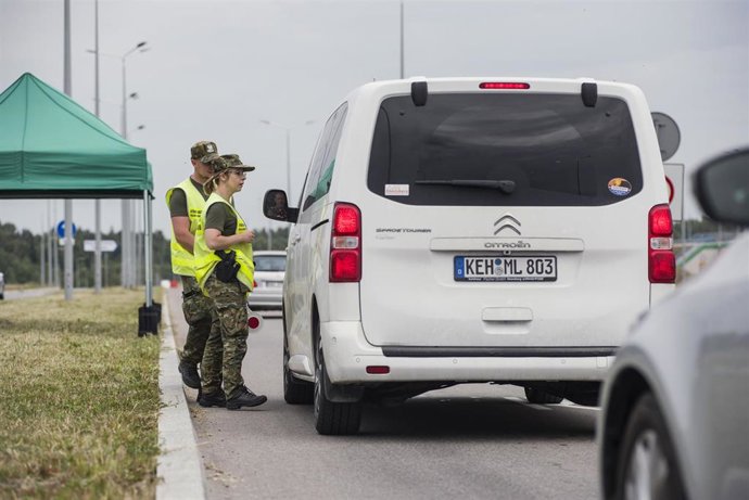 Archivo - Los guardias fronterizos polacos realizan controles de vehículos en el puesto de control situado cerca de la frontera entre Polonia y Lituania en busca de migrantes ilegales. 