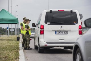 Archivo - July 7, 2025, Budzisko, Poland: Polish border guards perform controls of vehicles at the checkpoint near the Polish-Lithuanian border in search of illegal migrants. Poland has temporarily reinstated border controls along its frontiers with Germa