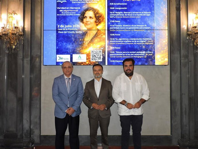 Foto de familia tras la presentación del curso de verano del Consejo Evangélico de Andalucía, en la Casa de la Provincia