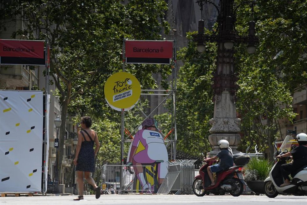 Varios carteles y señalización, con motivo de las próximas etapas del Tour de France 2026, en la Sagrada Familia, a 1 de julio de 2026, en Barcelona, Cataluna (España). 