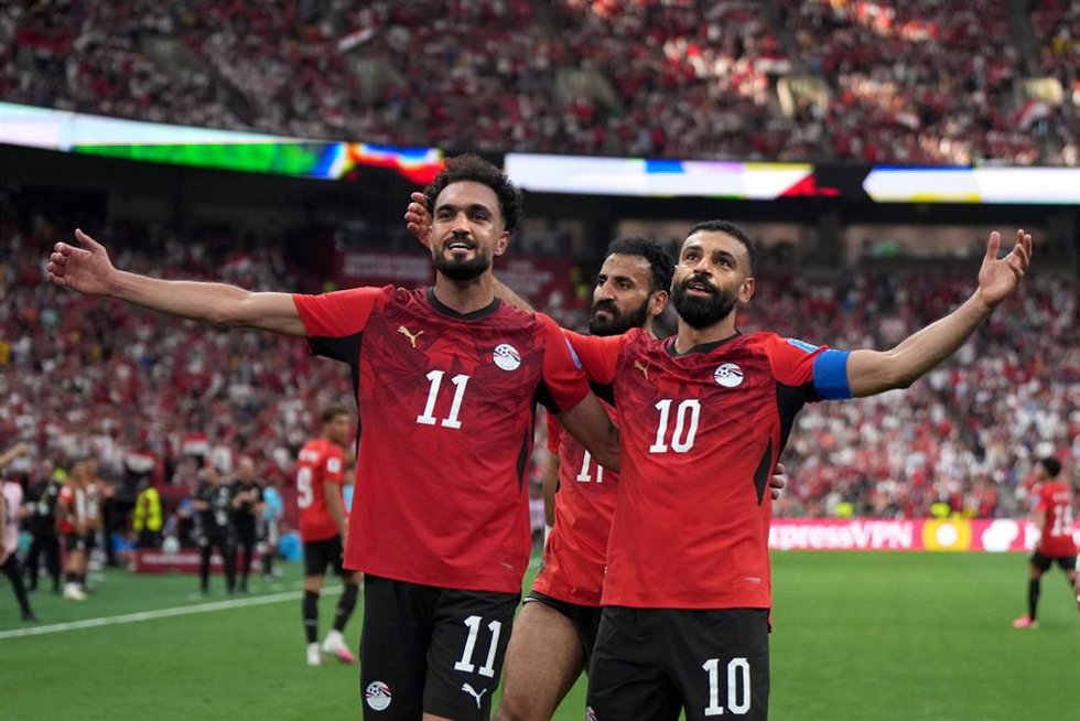 El extremo egipcio Mohamed Salah celebrando, junto a su compañero Mostafa Ziko, su gol contra Nueva Zelanda en el Mundial de Estados Unidos, México y Canadá de 2026.