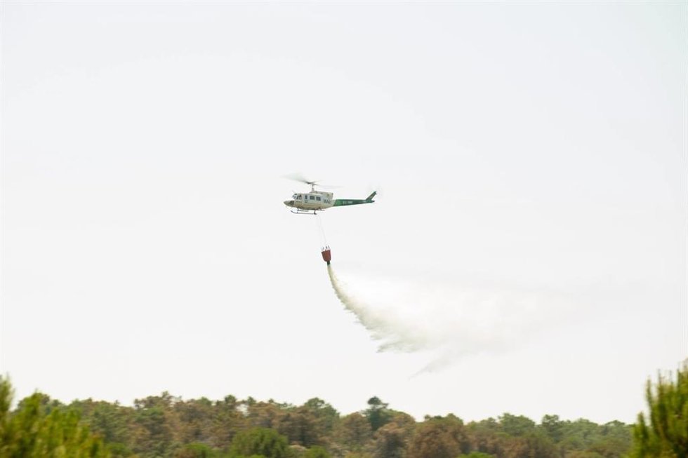 Un helicóptero participa en las tareas de extinción del incendio forestal de Santa Elena.