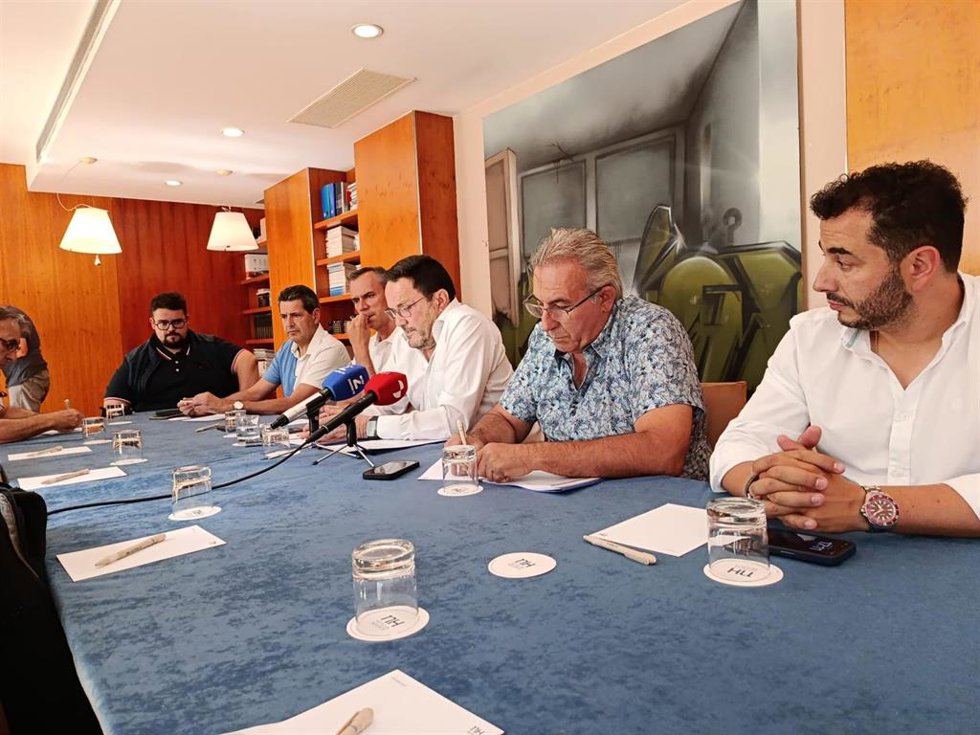 Los empresarios que han presentado el recurso de alzada, en la rueda de prensa.
