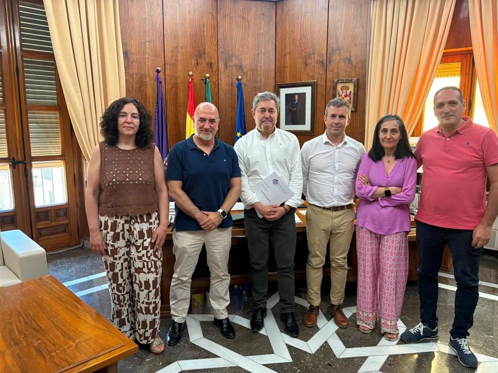 Participantes en la reunión por el tema del aparcamiento en el entorno del Hospital de Jaén