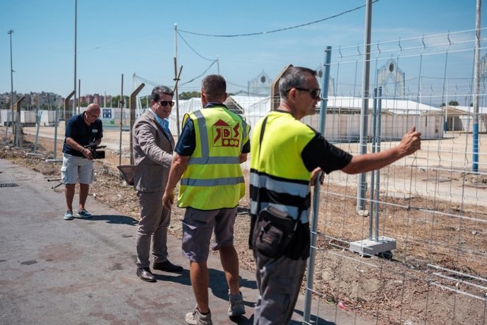Fabián Picardo con operarios en la frontera de Gibraltar.