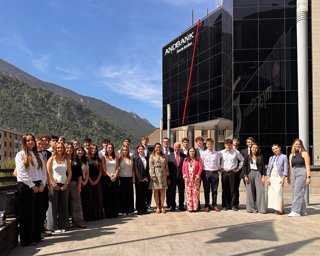 La directora de Banca País, Maria Suárez, i la directora global de Recursos Humans, Flora Tomé, amb els estudiants