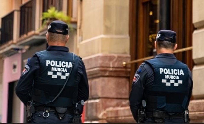 Archivo - Dos agentes de la Policía Local de Murcia