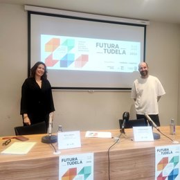 La concejal de Cultura de Tudela, Reyes Carmona, y Alfredo Martínez, responsable de la asociación Asalto Proyecto Culturales, presentan el Festival Internacional de Arte Urbano Futura Tudela.
