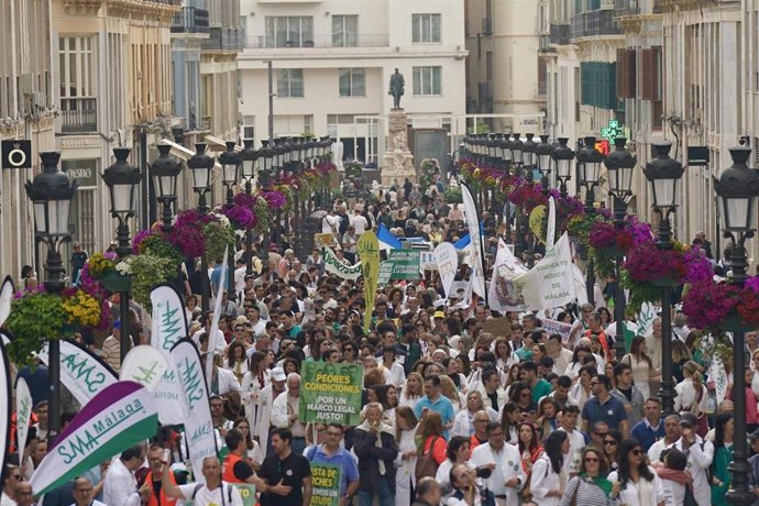 Archivo - Imagen de archivo de una manifestación de médicos en Málaga contra el Estatuto Marco.