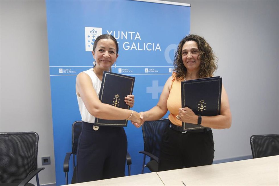 La conselleira do Mar, Marta Villaverde, con la patrona mayor de la Cofradía de Pescadores de O Grove, María del Carmen Besada.