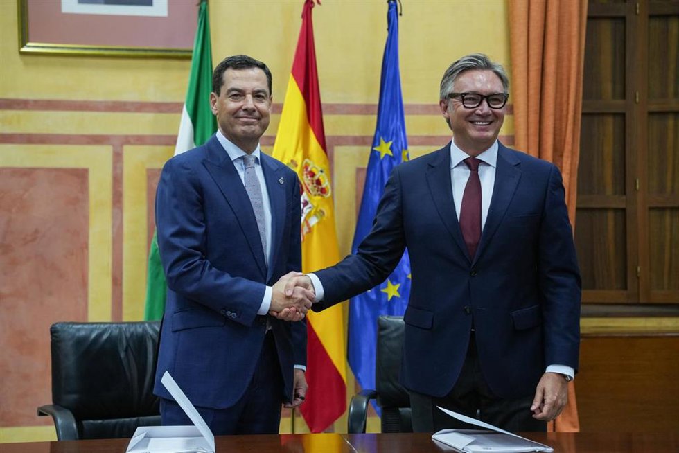 El presidente en funciones de la Junta, Juanma Moreno, y el portavoz de Vox Andalucía, Manuel Gavira, firman el acuerdo de gobierno para Andalucia.